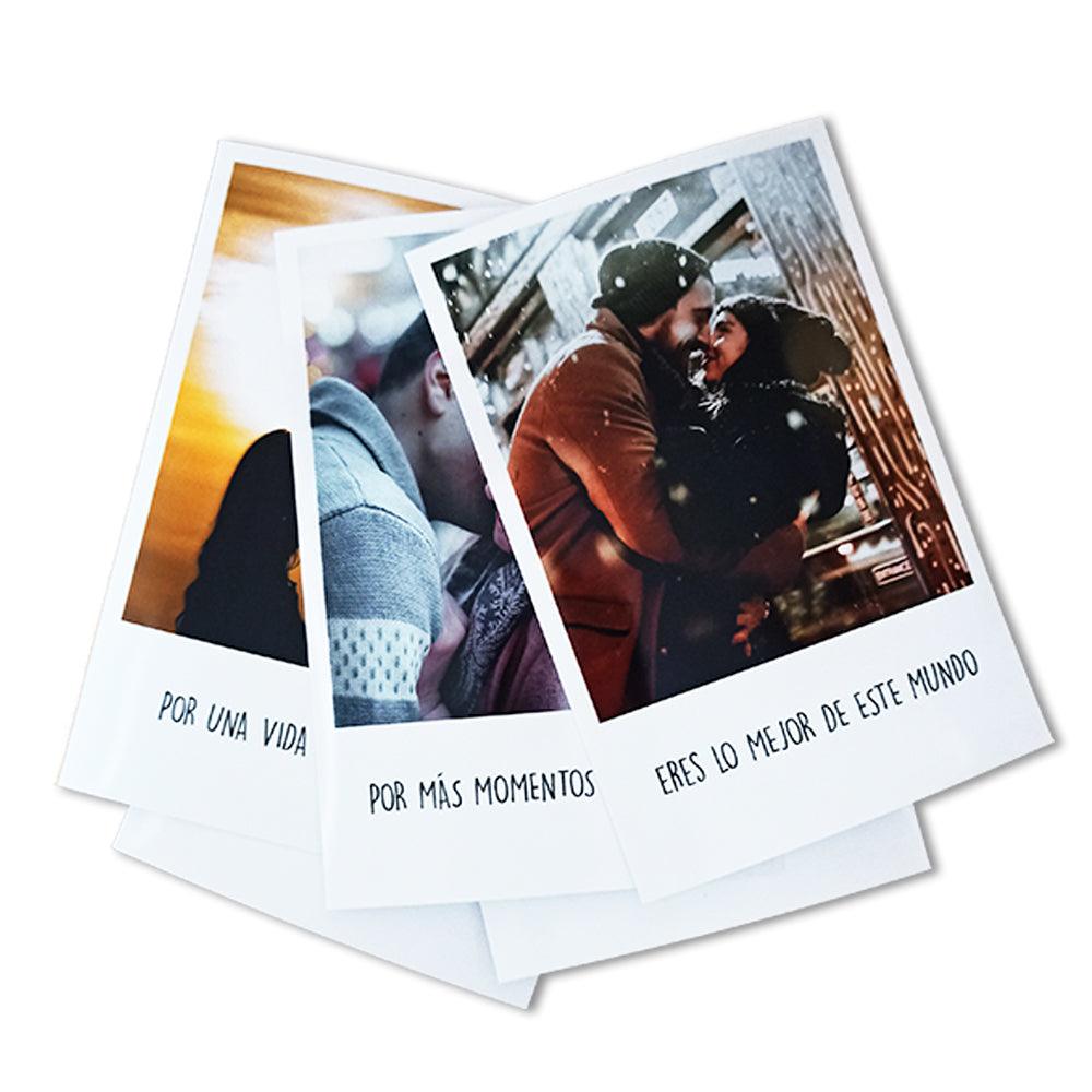 Pack de fotos polaroid personalizado con tus imágenes favoritas. Puedes añadir una frase a cada foto